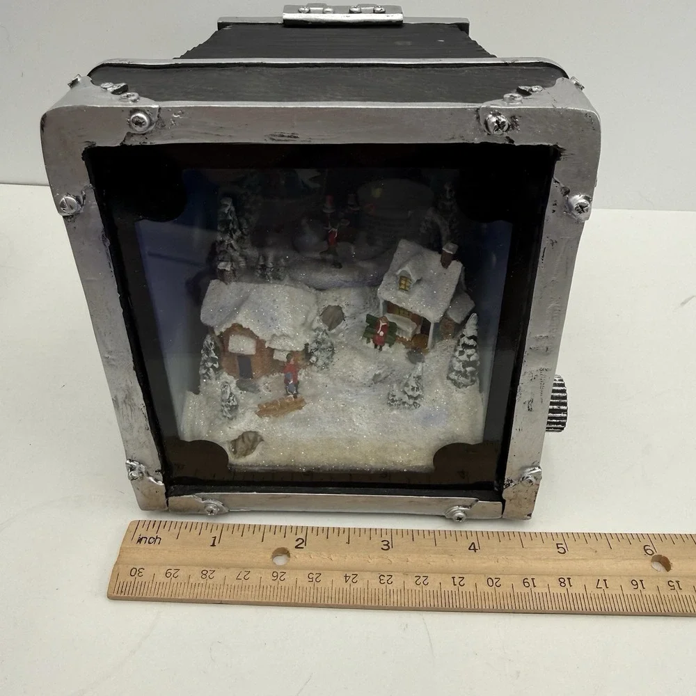 2010 Roman Camera Lens Music Box Animated Christmas Scene 7.5